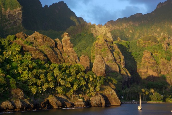 The anchorage at Fatu Hiva, Marquesas. Photo: Mon Odyssée